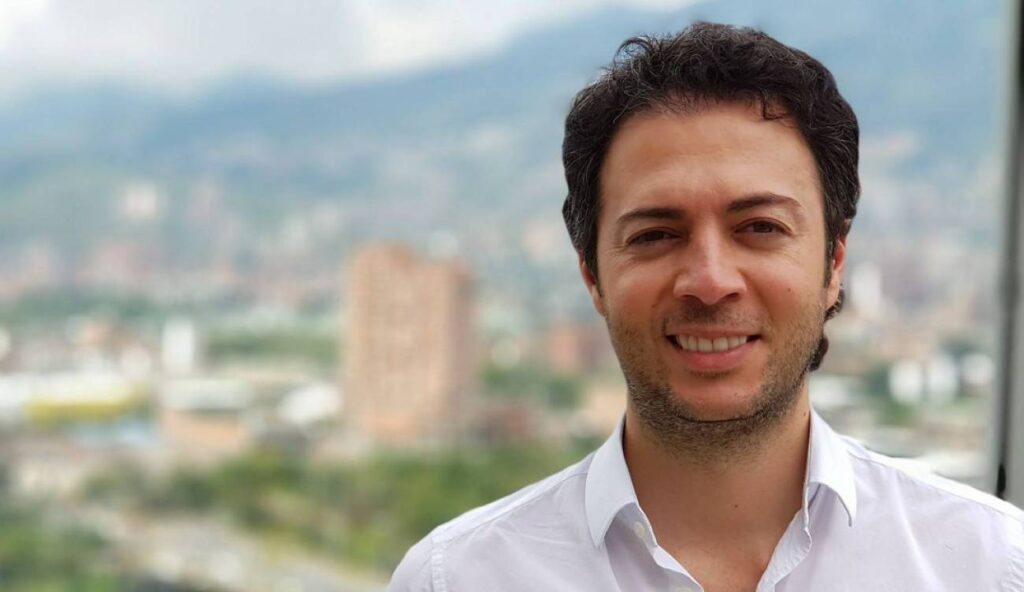El alcalde de Medellín, Daniel Quintero, le cumplió el sueño de tener vivienda propia a 104 familias