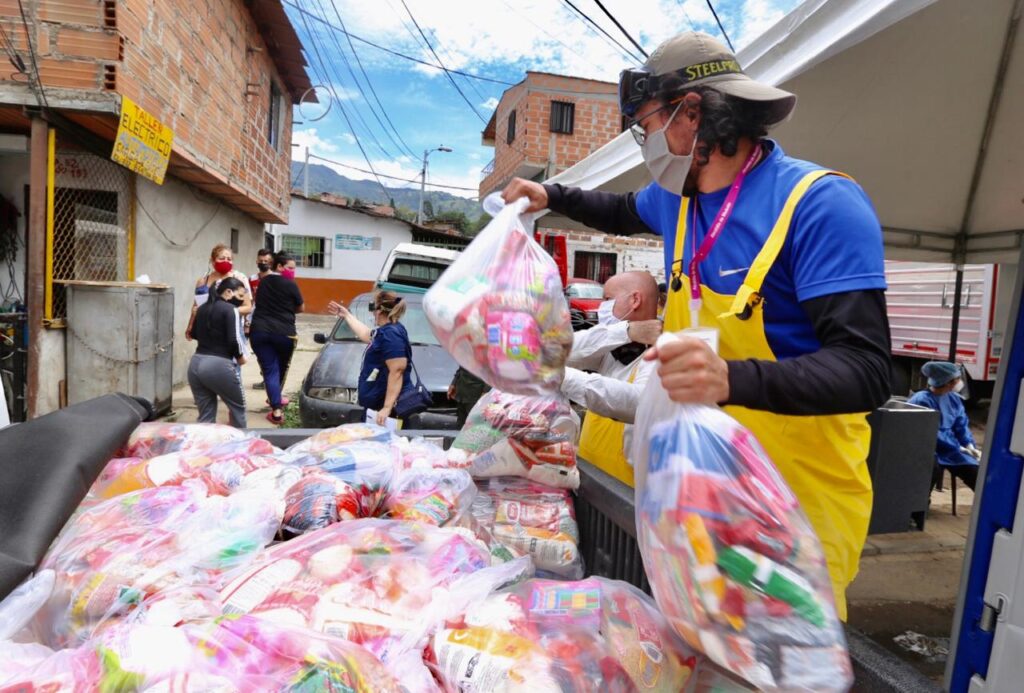 Las familias de la comuna 2 en Medellín reciben 400 paquetes alimentarios y acompañamiento institucional.