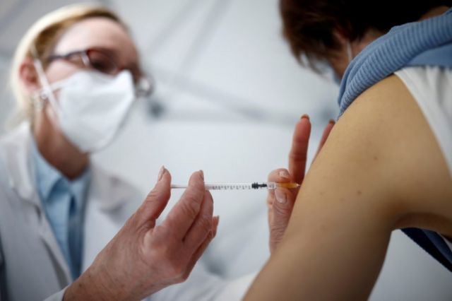 Ministerio de Salud anuncia que empresas privadas podrán vacunar a familiares de los empleados