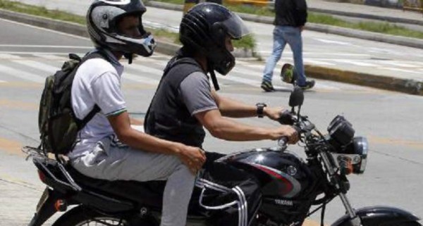 Hoy se prohibe el parrillero en moto