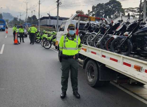 Motociclista agredió con arma blanca a un agente de tránsito en un retén