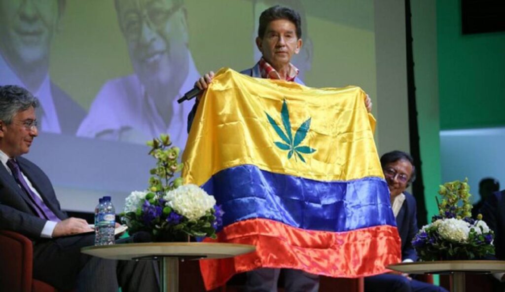 La yerbita a la bandera.  Por Óscar Domínguez