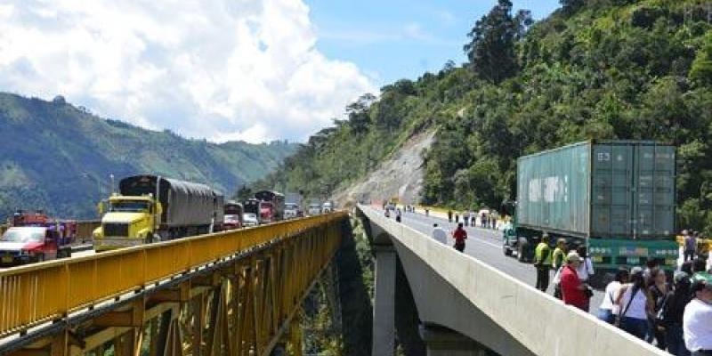 Dar la vuelta por Manizales ante el cierre indefinido entre Quindío y Tolima triplica los costos: Camioneros