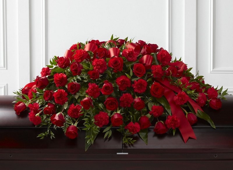 ¿Cuáles son los colores más usados en las rosas de una corona funeraria?