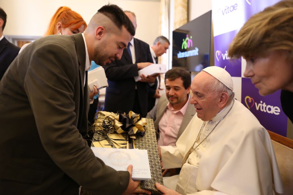 ¿Qué le regalaron J Balvin y Bull Nene, al Papa Francisco?