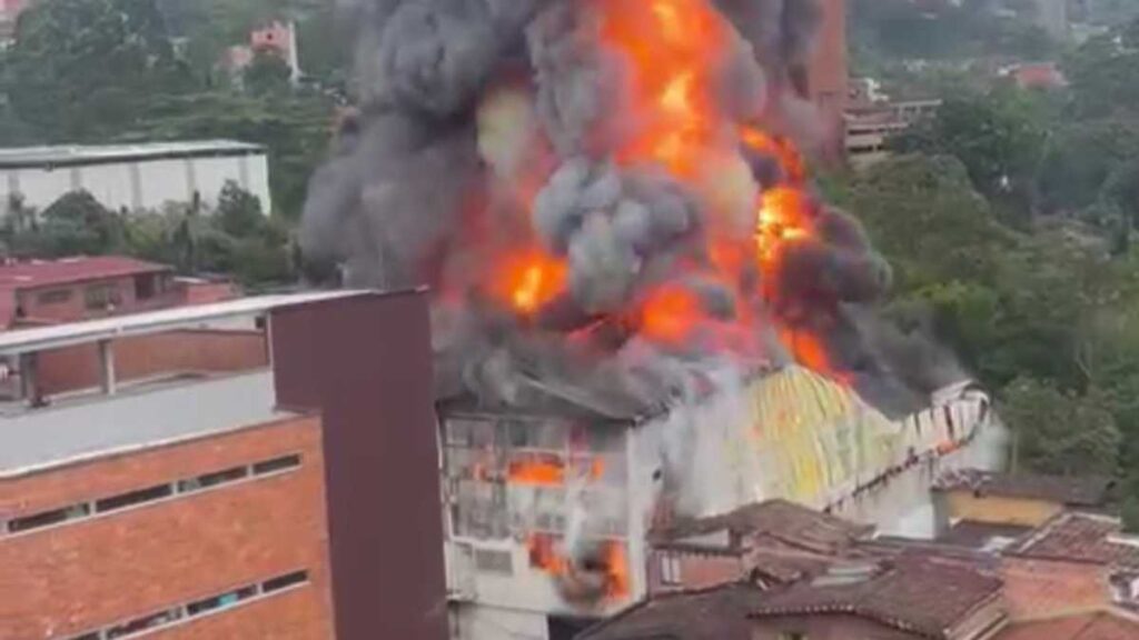 Envigado: Se presenta voraz incendio en fábrica de icopor