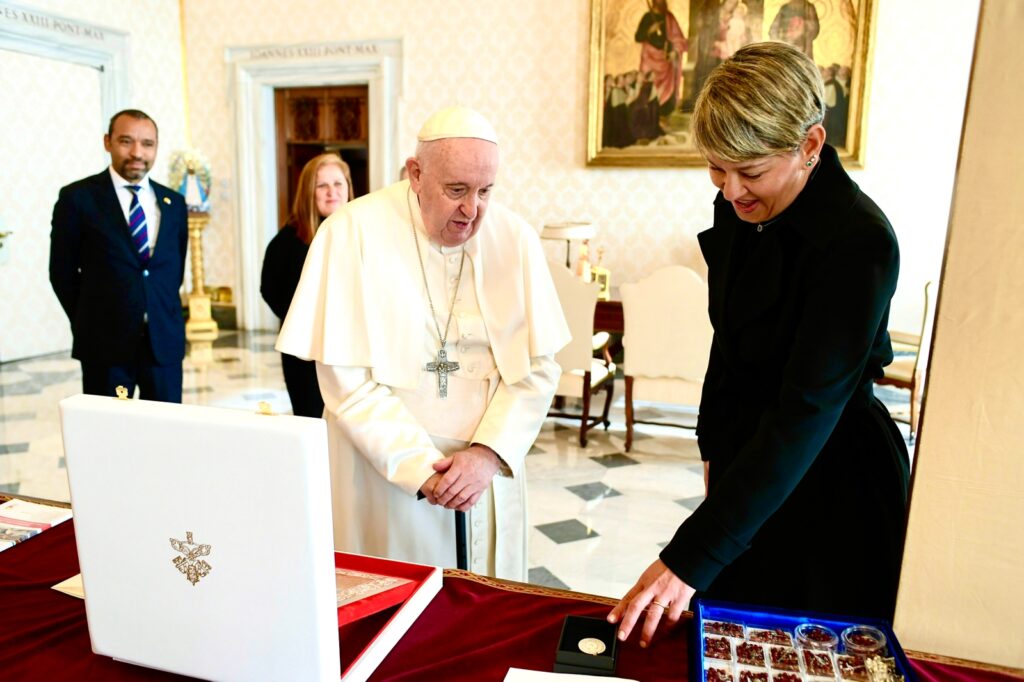 Verónica Alcocer se reunió con el Papa Francisco en Ciudad del Vaticano