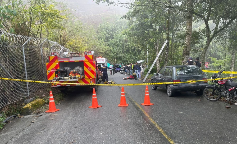 Tres muertos tras caída de camioneta por abismo en Manizales