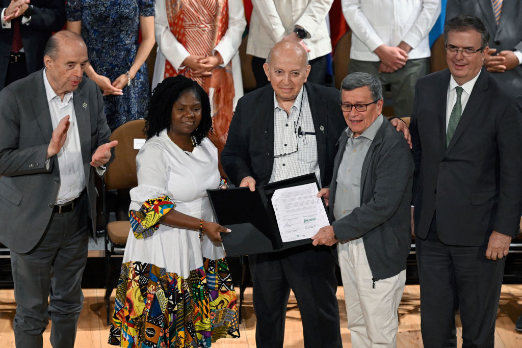 Gobierno de Colombia y ELN continúan negociaciones para alcanzar la paz y la integración política del grupo