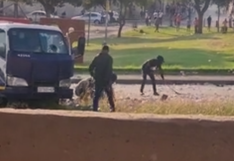 #VIDEO – IMAGENES FUERTES | A plena luz del día delincuentes roban a transporte de valores en Sudáfrica