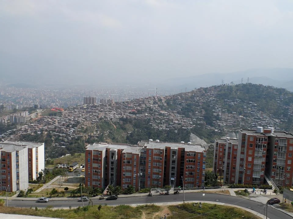 Desarrollo Sostenible en el Barrio La Aurora: Enfrentando Desafíos de Empleo, Infraestructura y Seguridad