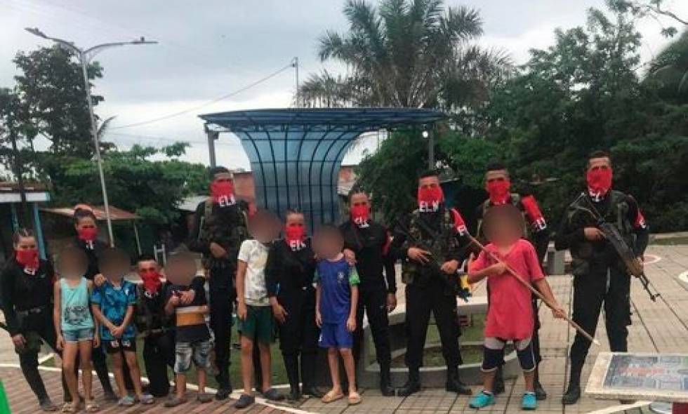 Indignación en Colombia por imágenes de guerrilleros del ELN posando con niños