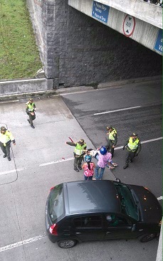 Mujer fallece tras lanzarse de un puente en Manizales