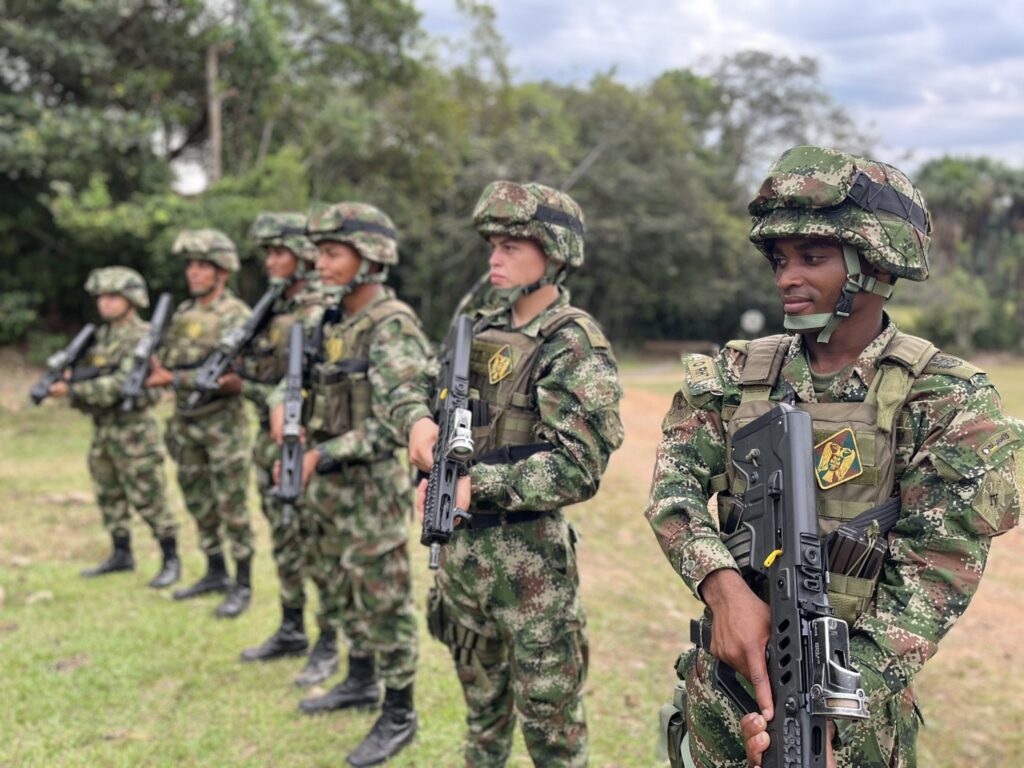 Retiro de 748 soldados profesionales del Ejército Colombiano en medio de crisis de seguridad y controversia