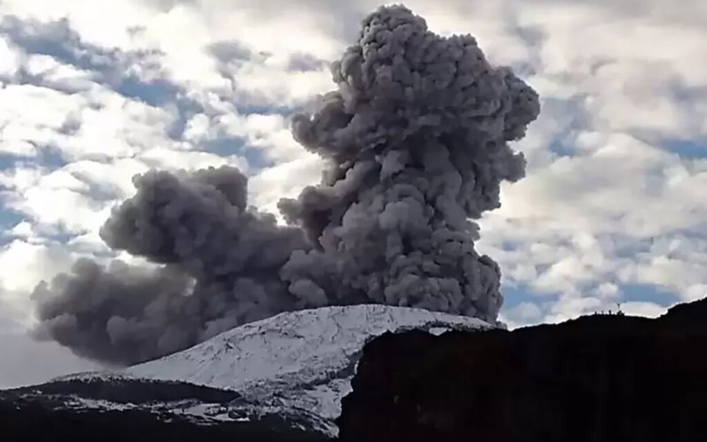 Alerta naranja en el volcán Nevado del Ruiz: reportan caída de cenizas sobre Manizales y evacuación de niños en zonas de alto riesgo