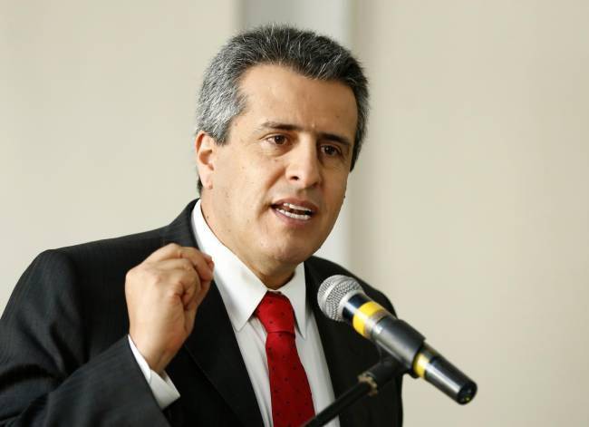 Ministro del Interior de Colombia defiende la negociación con la delincuencia a través de la ley de sometimiento