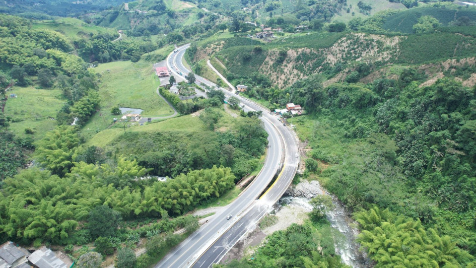 Se inaugura un nuevo tramo de doble calzada en la carretera Pereira-Manizales.
