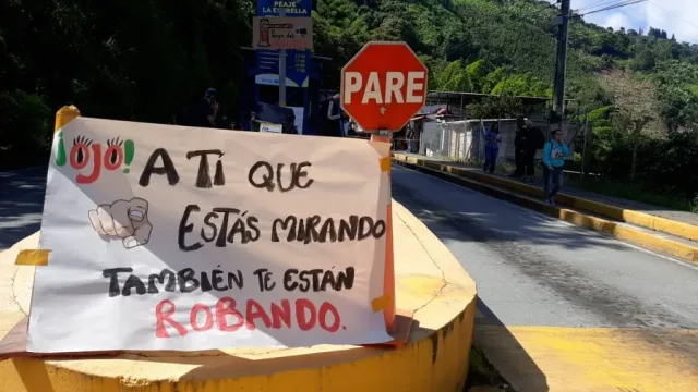Manifestantes bloquean peaje en la vía Manizales-Neira exigiendo mejoras en la infraestructura vial