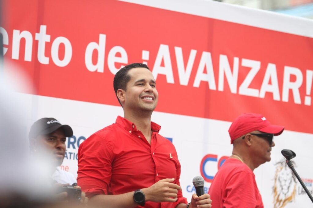 Nicolas Gallardo viste de rojo al Archipiélago