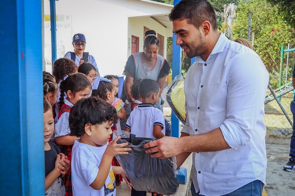 Kevin Bernal inició la distribución de kits escolares para niños de Girardota