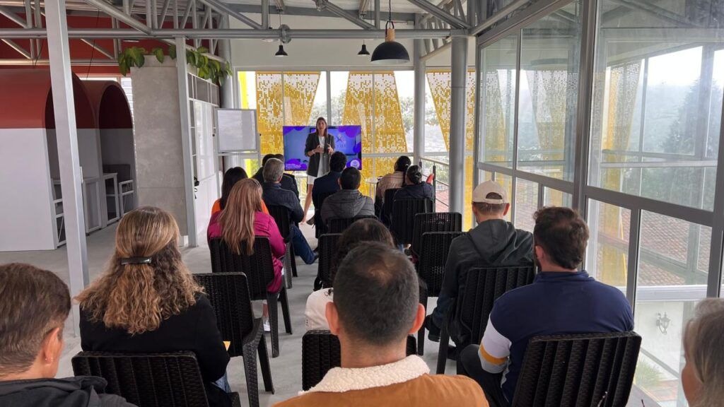 Empresarios de Manizales están fortaleciendo sus habilidades mediante capacitación en Fintech, de la mano de una líder global en la industria.