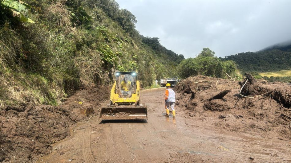 Continúan los trabajos para rehabilitar la vía entre Manizales y Murillo: se espera que esté lista para entregar hoy o mañana.