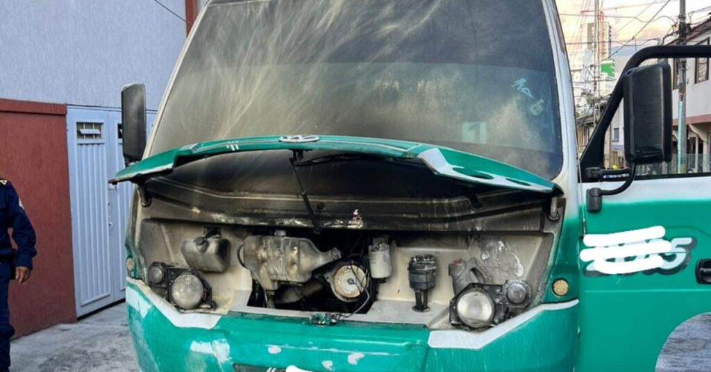 En el barrio Linares se incendió un bus escolar y varios jóvenes quedaron con lesiones