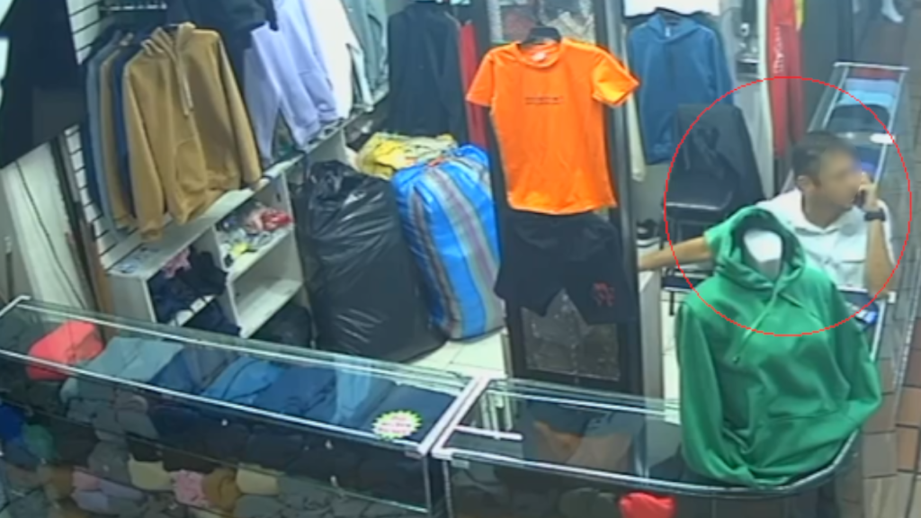 Hombre fue captado robando un celular en tienda en Medellín