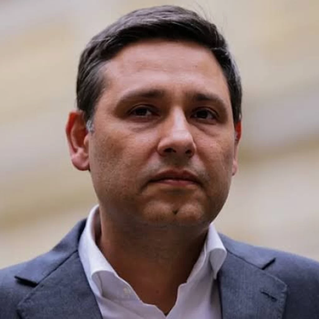 Las dos caras del movimiento empresarial en telecomunicaciones: Un análisis del rol de Mauricio Lizcano
