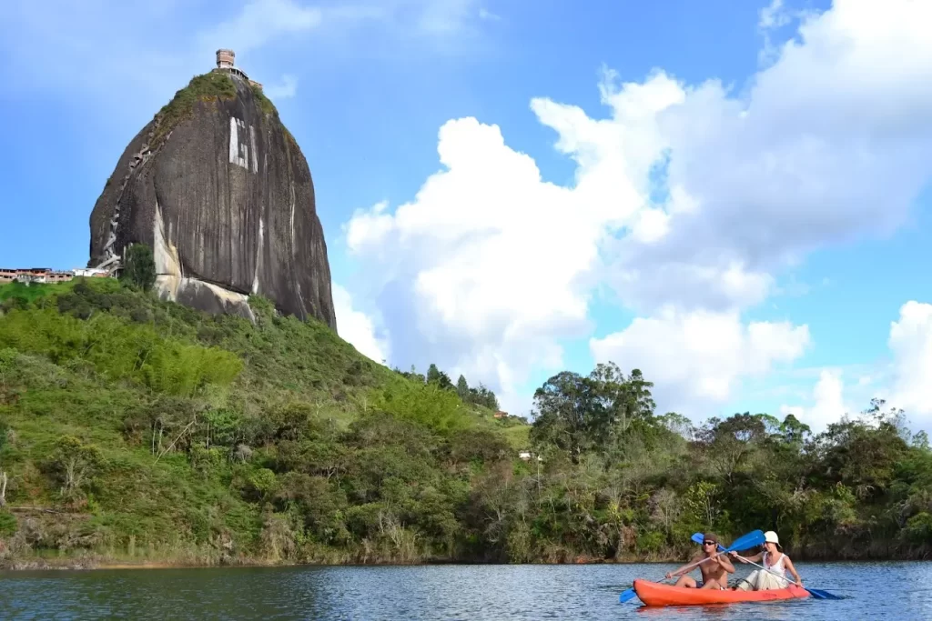 Descubre la magia de la Experiencia Agua en Guatapé: Aventura, naturaleza y cultura en un solo viaje