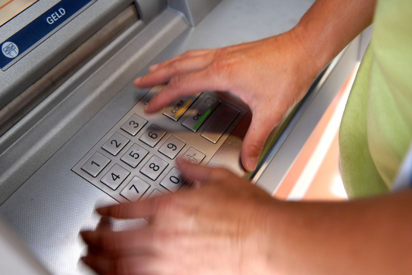 ¿Qué hacer si un Cajero Automático le entrega un billete Falso o Roto?
