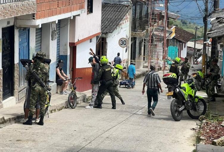 A punta de fusil, policías repelieron hostigamiento en Nariño, Antioquia
