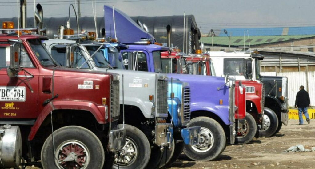 Camioneros no dejan a vendedor de huevos vender sus productos en el paro