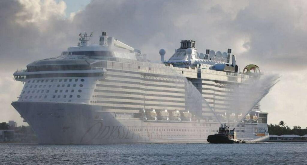 Crucero de lujo, varado hace cuatro meses, dio dura noticia pasajeros atrapados