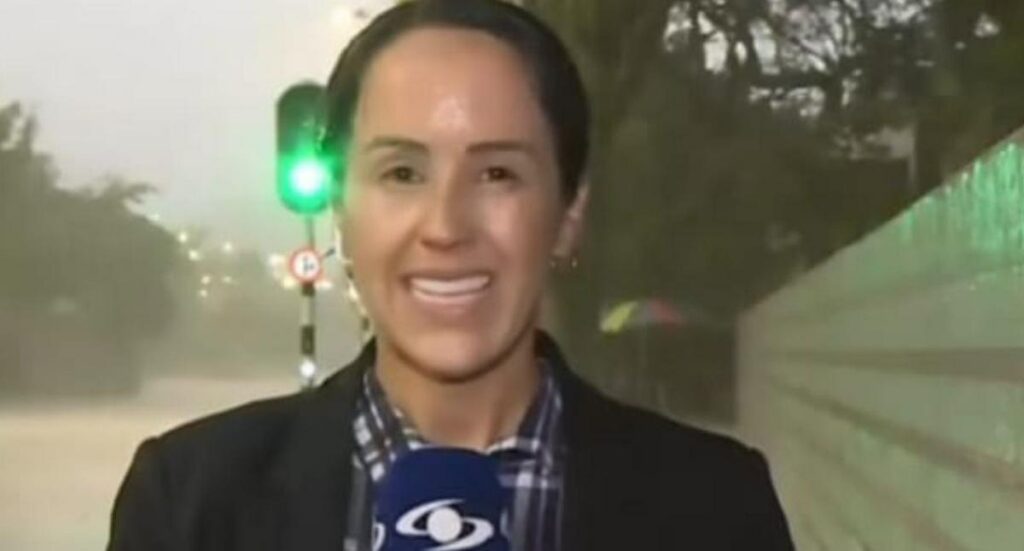 Érika Zapata defendió su trabajo de críticas al salir en noticiero en pleno aguacero