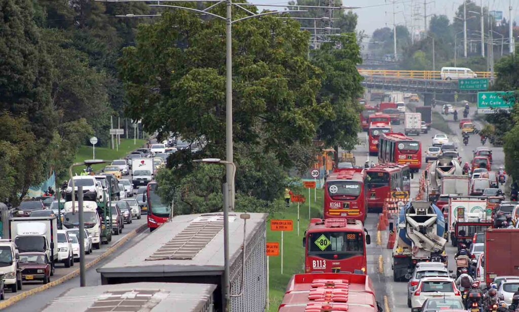 TRACTOMULA robada crea monumental TRANCÓN en la AV. BOYACÁ