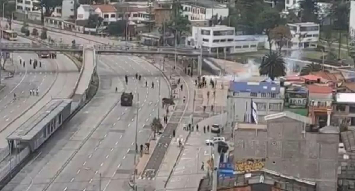 Fuertes protestas en calle 26 obligan a cierre en Transmilenio; usuarios salieron corriendo