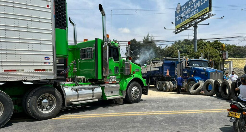 Hasta cuándo va el paro camionero y por qué están bloqueando las vías: dan razones