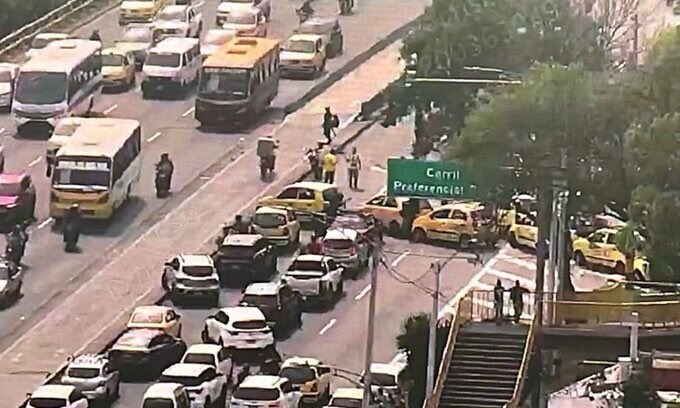 Medellín: Taxistas en protesta demandarán al alcalde Federico Gutiérrez