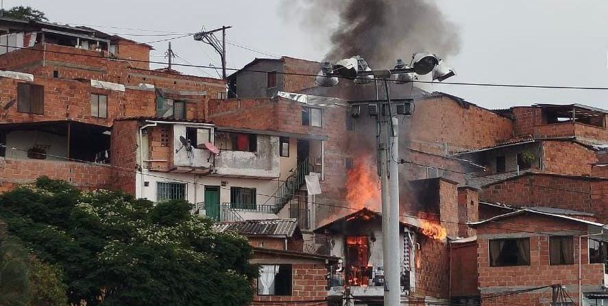 Medellín: Una persona herida dejó incendió en una vivienda en Altavista