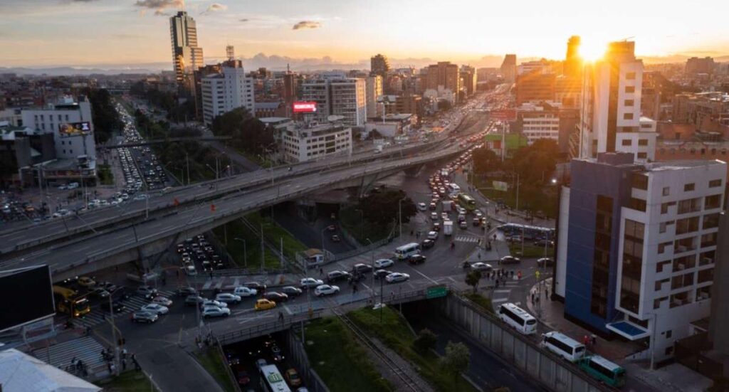 Qué carro tiene prioridad para cruzar en intersección en Colombia, ley es clara
