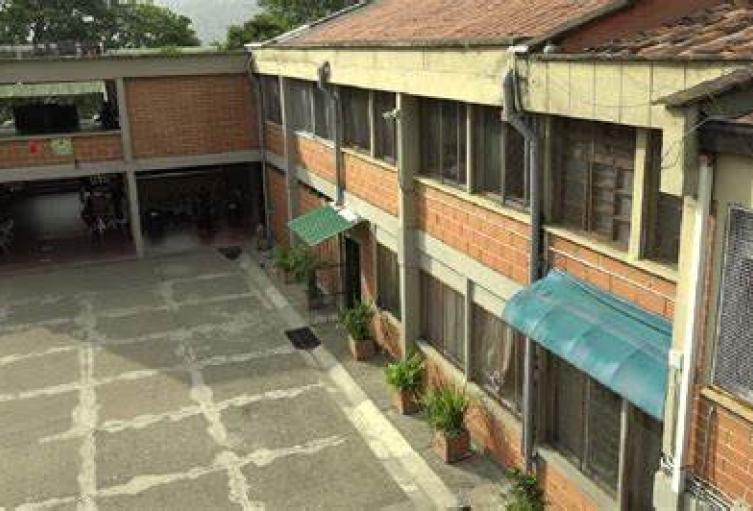 Qué ha pasado con el niño de 13 años que apuñaló a su profesor en Medellín