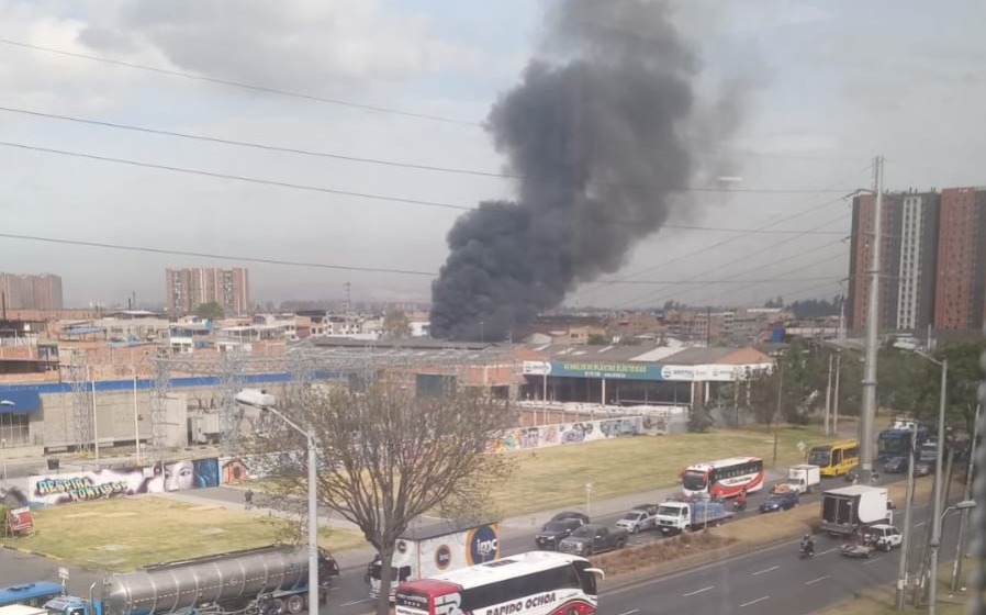 Vecinos atemorizados: Incendio en bodega de reciclaje provoca evacuaciones