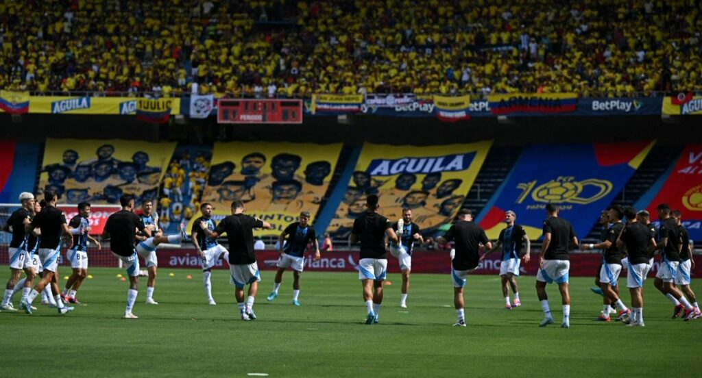 chiflaron himno de Argentina contra Colombia en el Metropolitano
