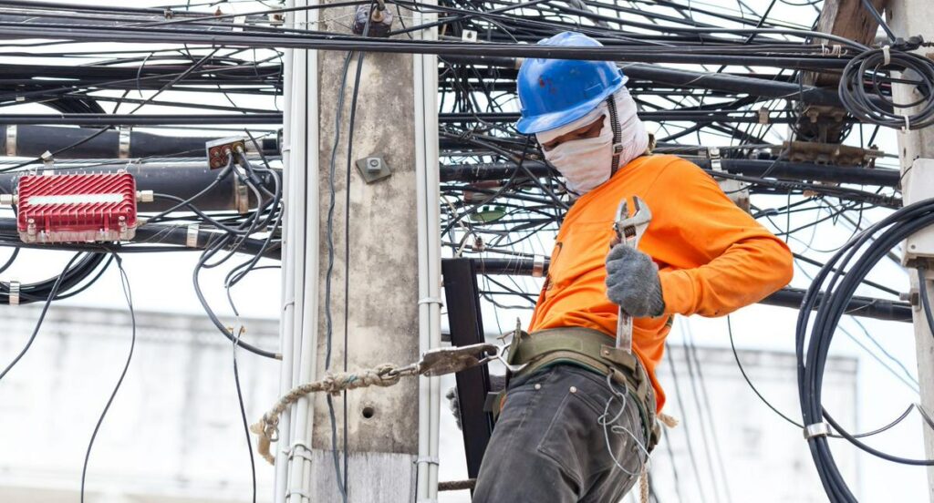 ¿Qué hacer si mi vecino me roba la luz en Colombia? Pasos de lo que debe hacer