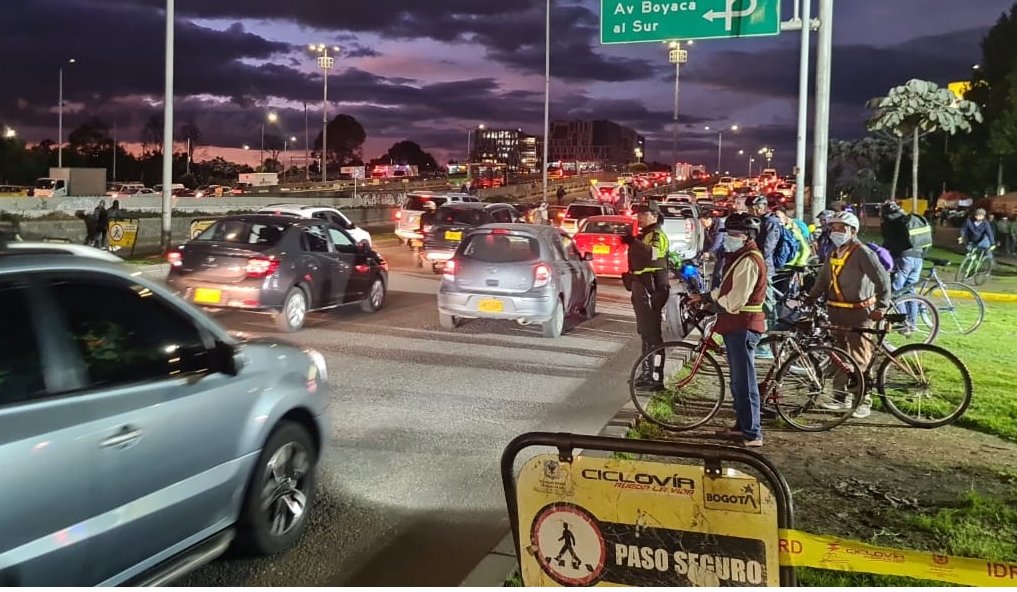 Calle 80 colapsada una vez más: ciudadanos atrapados en monumental trancón