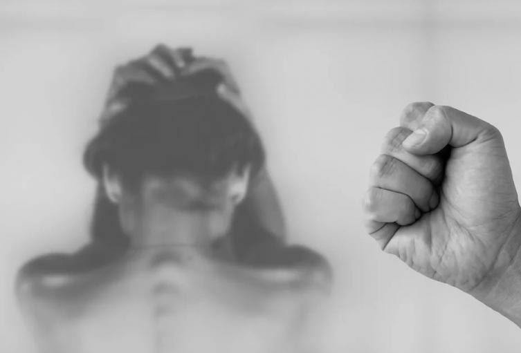 Una mujer casi la matan en caso de violencia intrafamiliar en Medellín