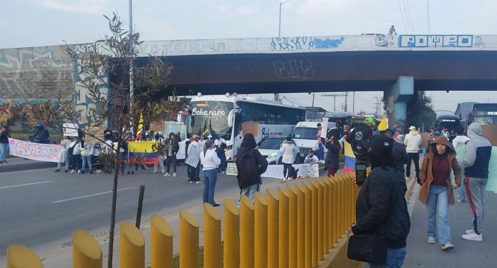 trancón en Autopista Sur por manifestaciones en Soacha