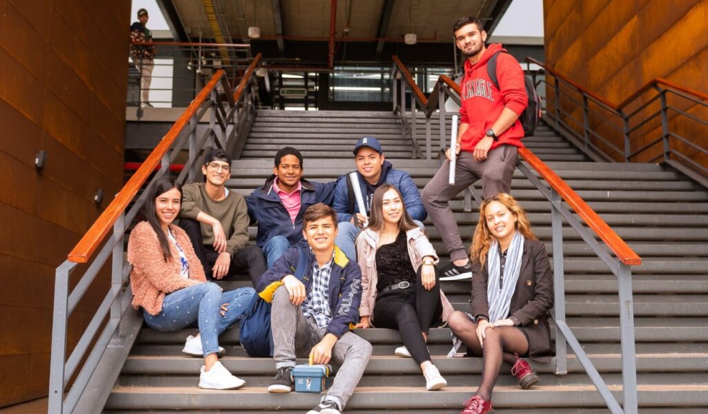 Estudiantes estrenarán beca: les darán varios millones para el semestre
