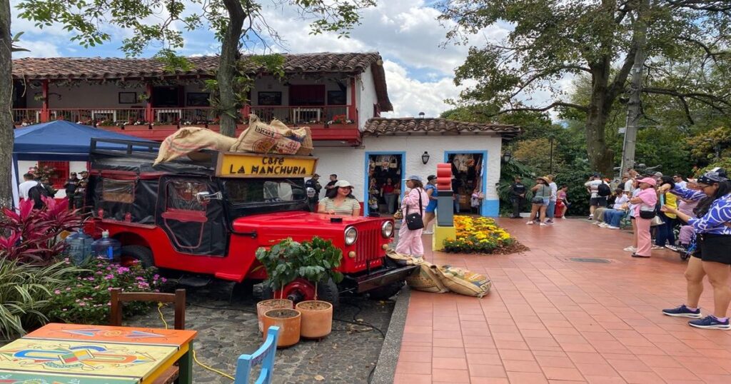 Noticias Medellín: Más de dos mil flores fueron sembradas en Pueblito Paisa